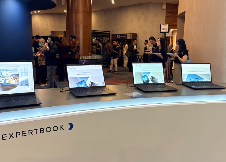 ASUS ExpertBook Ultra Hadir sebagai Laptop Flagship untuk Produktivitas Berbasis AI